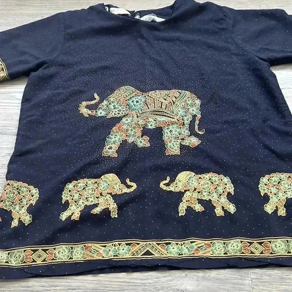 Jeffry Collection  | Vintage elephant short sleeve top - Picture 2 of 10